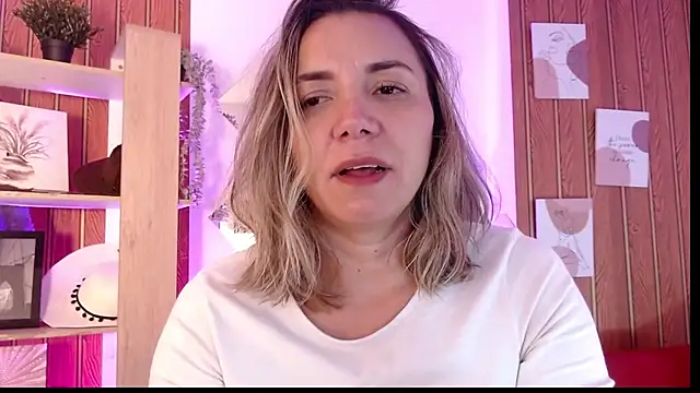 milfsecret69's Live XXX Chat