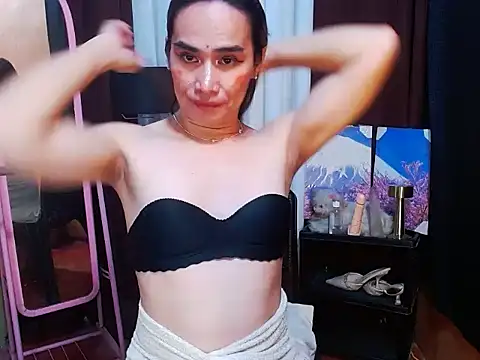 แชท XXX สดของ HornyKerujieTrans