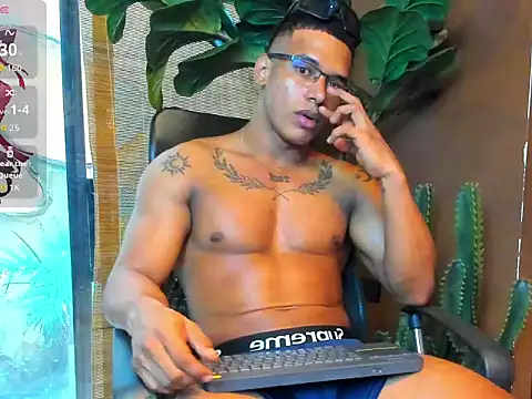 Онлайн чат XXX NicolasStonee