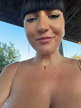 XXX chat uživo modela MysticCleo