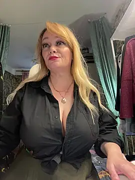 Sweet-blonde Live XXX Chat