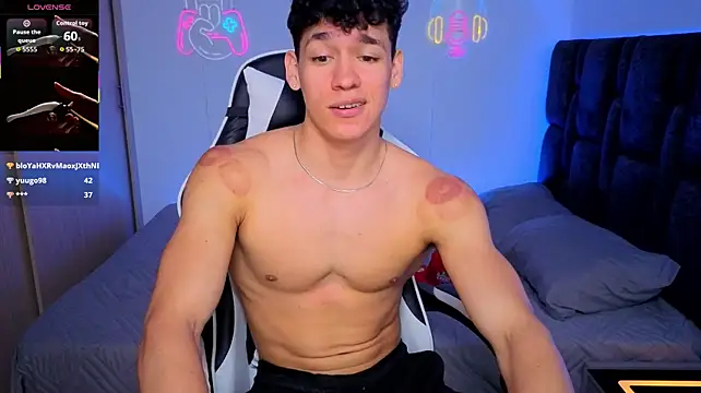 Luke_Muscle élő XXX-chatje