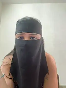 Sahiba_Kaur_ Adlı Modelin Canlı XXX Sohbeti