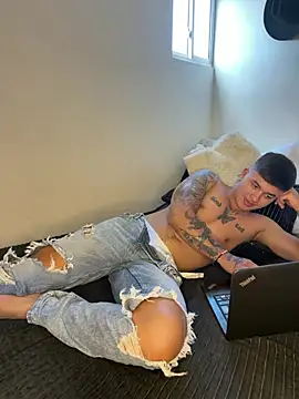 Chat +18 de Christopher_strongg ao vivo