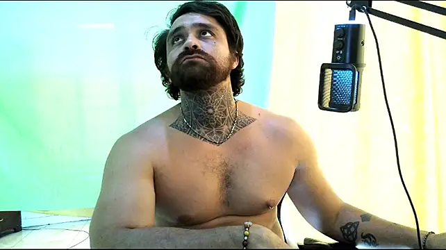 aronmiller404 live XXX chat