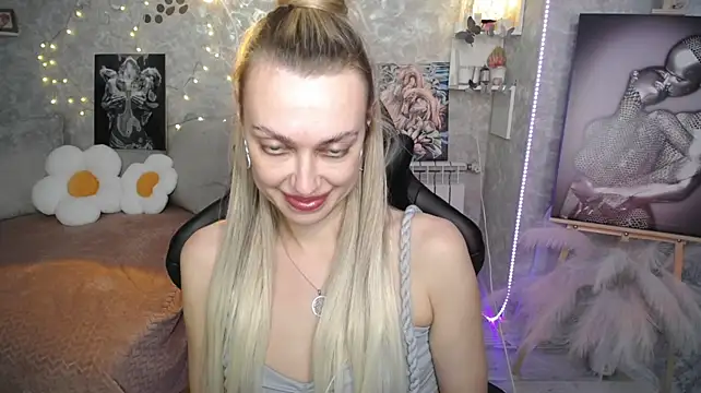 XXX chat uživo modela NickyAdamidi