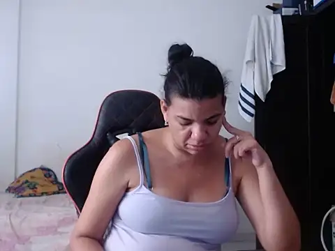 Chat +18 de Adriana_0312 ao vivo