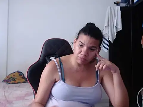 Chat +18 de Adriana_0312 ao vivo