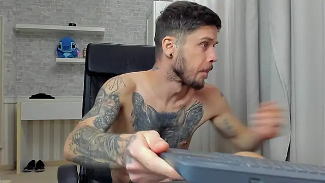 JonahShaw Adlı Modelin Canlı XXX Sohbeti