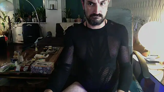 צ'אט XXX בשידור חי של tomz0819