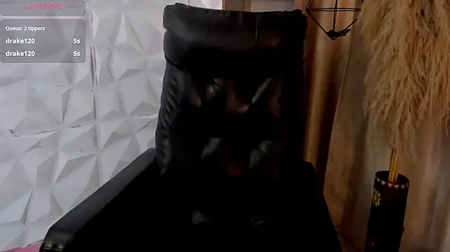 miahills__'s Live XXX Chat