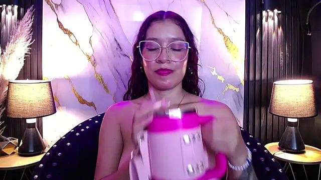 BrianaGaging's Live XXX Chat