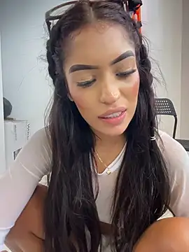MystiqueXXX's Webcam Show