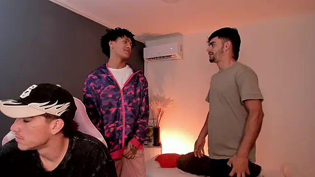 Handsomeboyss19 Adlı Modelin Canlı XXX Sohbeti