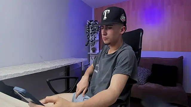 Chat XXX en directo de Benji23_