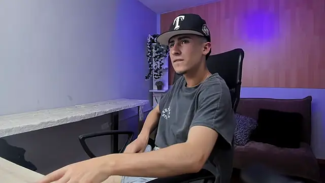 Benji23_ Live XXX-Chat