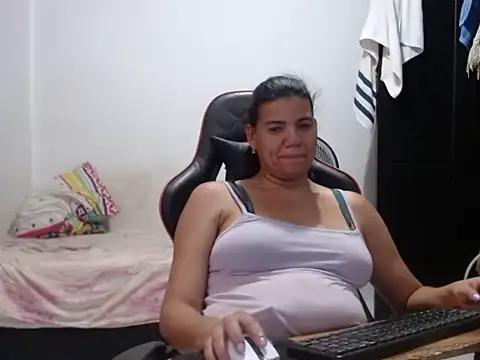 Chat +18 de Adriana_0312 ao vivo