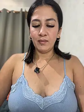 laqueq's Live XXX Chat