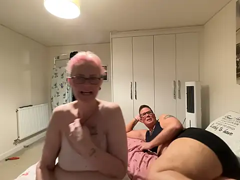 Curvy-Jinx's Live XXX Chat
