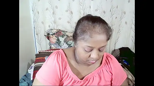 Indiantasha Adlı Modelin Canlı XXX Sohbeti