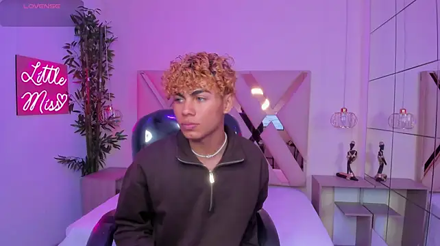 Anyelo_Twink Adlı Modelin Canlı XXX Sohbeti