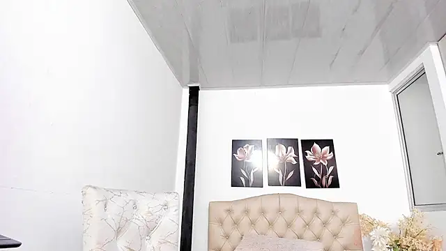 pinky_f00x's Live XXX Chat