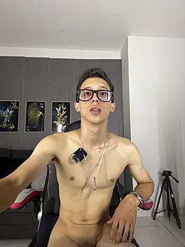 แชท XXX สดของ skinny_bigcock02
