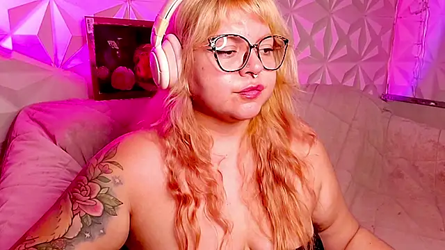 צ'אט XXX בשידור חי של Satyn_doll
