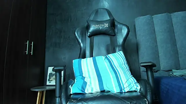 Enzo_Maserati's Live XXX Chat