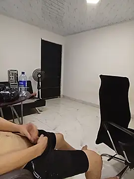 3hornys-straights' Live XXX Chat