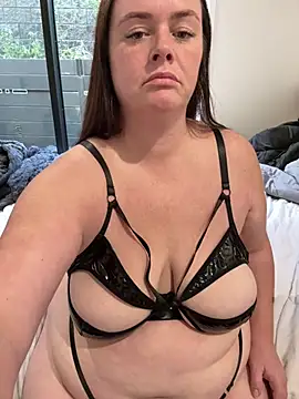 carinabro10's Live XXX Chat