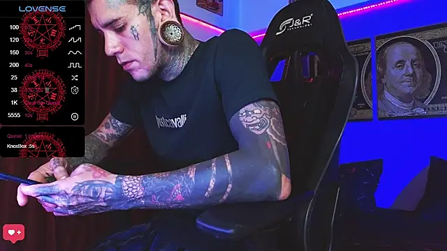 jhonny__ackerman: онлайн-секс-чат