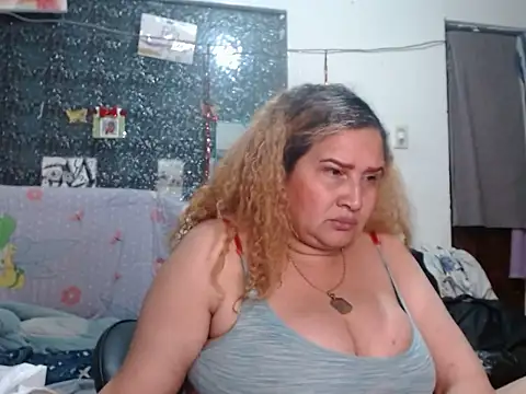 Perla1981--'s Live XXX Chat