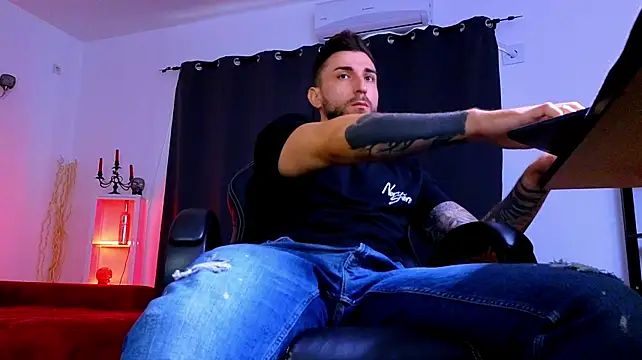 MightyAaron66 live XXX chat