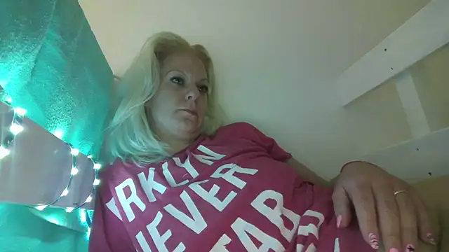 SlyLady Live XXX Chat