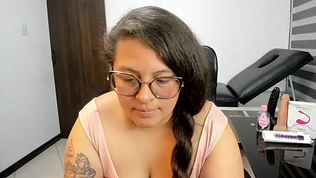 Chatroom XXX en direct de SaraThonson_
