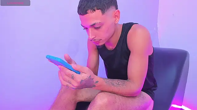 צ'אט XXX בשידור חי של WhyNotDestroy