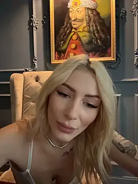 Chat +18 de AngieShae ao vivo