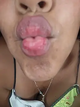 emily_fox01 Adlı Modelin Canlı XXX Sohbeti
