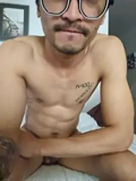 Chatroom XXX en direct de Lokomo32