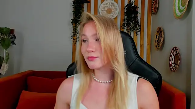 ElaraVoltage's Live XXX Chat