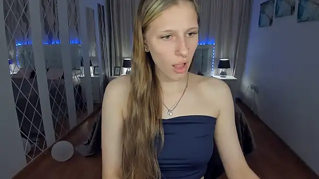 MiaCream's Live XXX Chat
