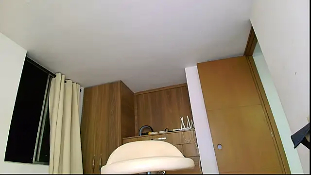 Chatroom XXX en direct de SARA_TS_FOX