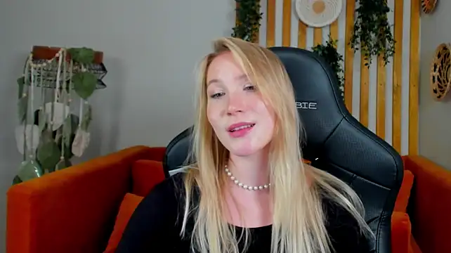ElaraVoltage's Live XXX Chat