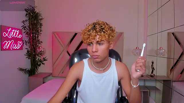 Anyelo_Twink Webcam Show