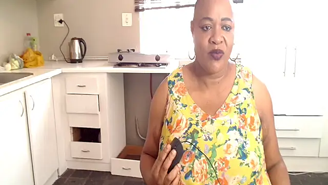 BUSTYQUEEN56_'s Live XXX Chat