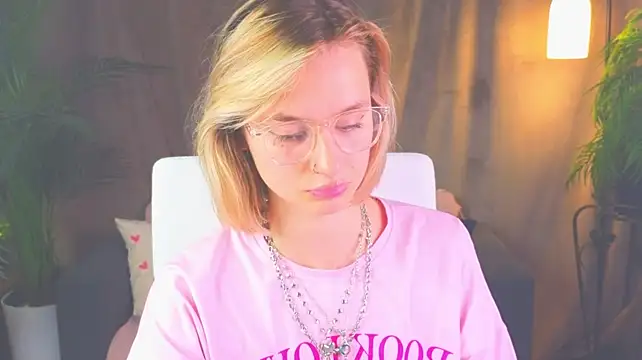 NoraMoreau Chat XXX live