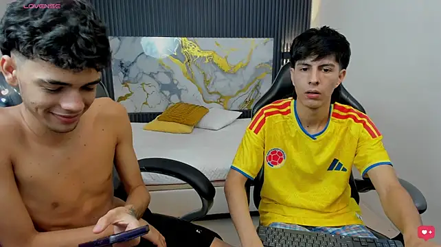 Estiv18_'s Live XXX Chat
