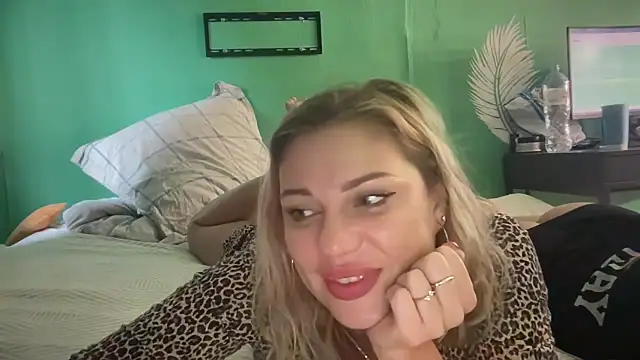 Moniraya live XXX chat