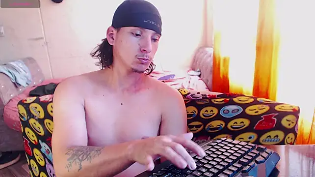 แชท XXX สดของ MrKingsaintx